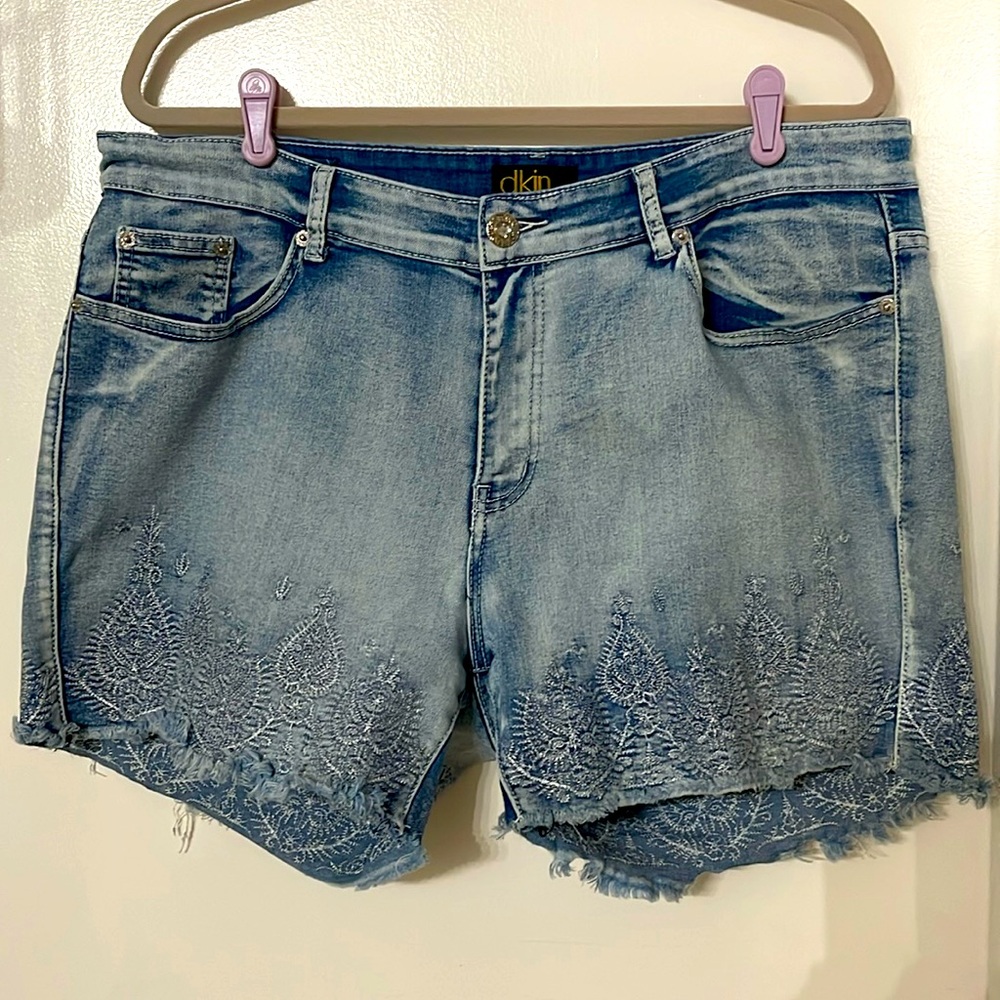 DKIN PLUS 20W WOMENS SHORTS LIGHT WASH BLUE DENIM EMBROIDERED RAW HEM STRETCH